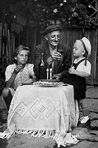 Naskenovaná fotografie ve vysokém rozlišení. Rodinný portrét s dortem