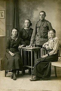 Naskenovaná stará fotografie ve vysokém rozlišení. Rodinný portrét s dortem