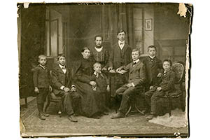 Naskenovaná papírová fotografie ve vysokém rozlišení. Rodinný portrét rok 1916