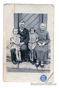 Naskenovaná fotografie ve vysokém rozlišení. Rodinný portrét
