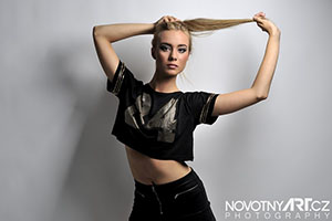 Portrétní a reklamní fotografie. Sexy blond dívka ve sportovním oblečení