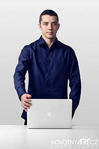 Portrétní lifestylová a reklamní fotografie. Portrét kluka s Apple iMac notebookem.