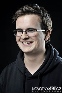 Portrétní fotografie. Portrét kluka s úsměvem.