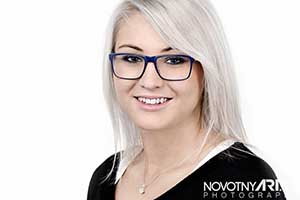 Portrétní a reklamní fotografie blond dívky v brýlích.