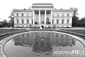 Svatební fotografie ženicha a nevěsty v zahradě před zámkem v Kostelci nad Orlicí