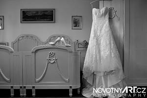 Svatební šaty nevěsty v ložnici.